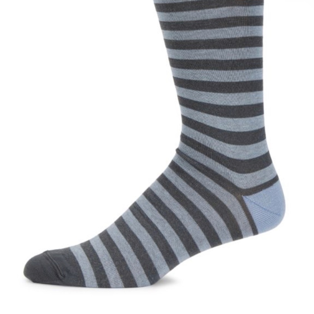 SAKS FIFTH AVENUE
COLLECTION Striped Crew Socks
LIGHT BLUE GREY